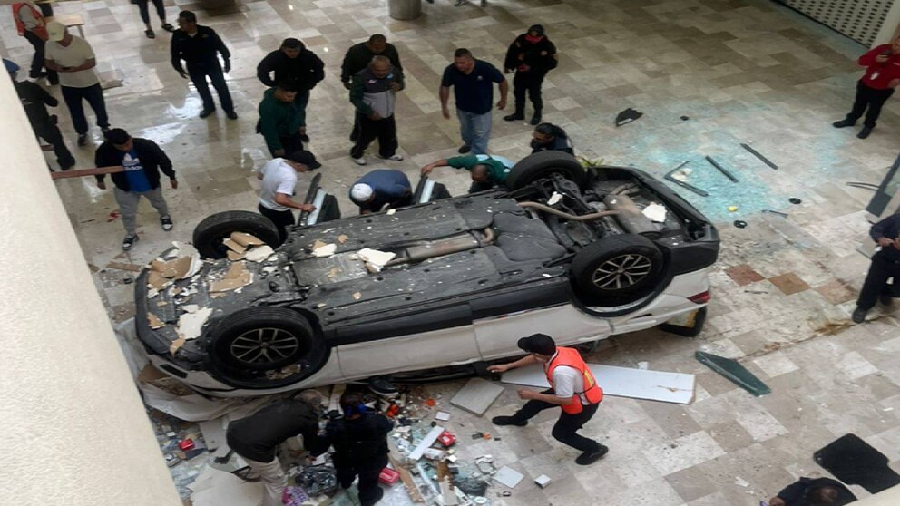 Cae automóvil desde tercer piso en Plaza Lilas en la Miguel Hidalgo
