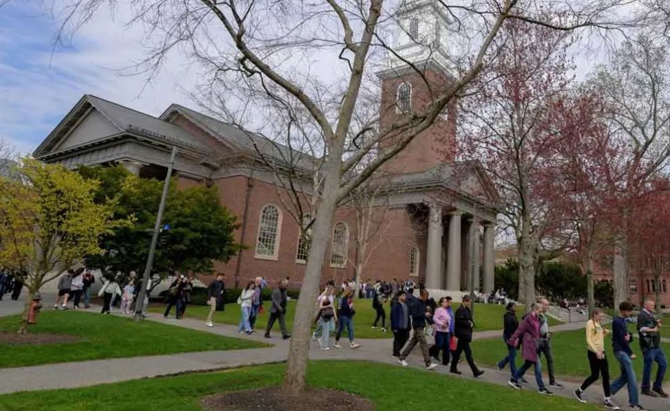 Hong Kong abrirá sus universidades a estudiantes extranjeros vetados de Harvard