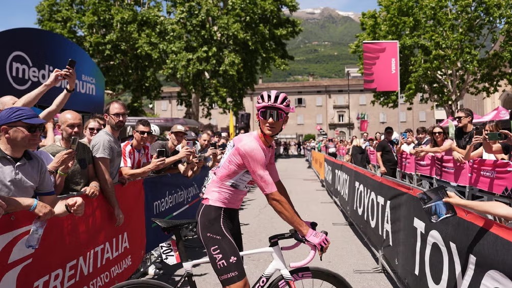 Isaac del Toro se sube al podio de Etapa 19 y aumenta ventaja por liderato en el Giro de Italia