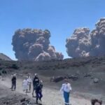 Monte Etna hace erupción frente a turistas