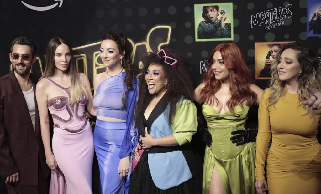 Belinda ama interpretar a Daniela en la serie «Mentiras»; con su voz honra a Amanda Miguel