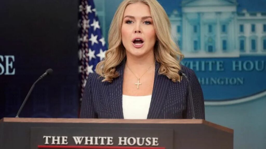 Karoline Leavitt vocera de la Casa Blanca califico como «estúpi**» la pregunta sobre apoyo de Trump a marchas pacíficas