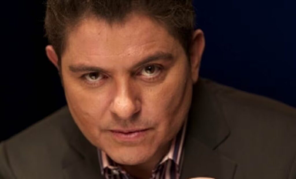 Ernesto Laguardia sufre percance automovilístico y pide ayuda sin éxito: «muy decepcionado del tal 911 de la CDMX»