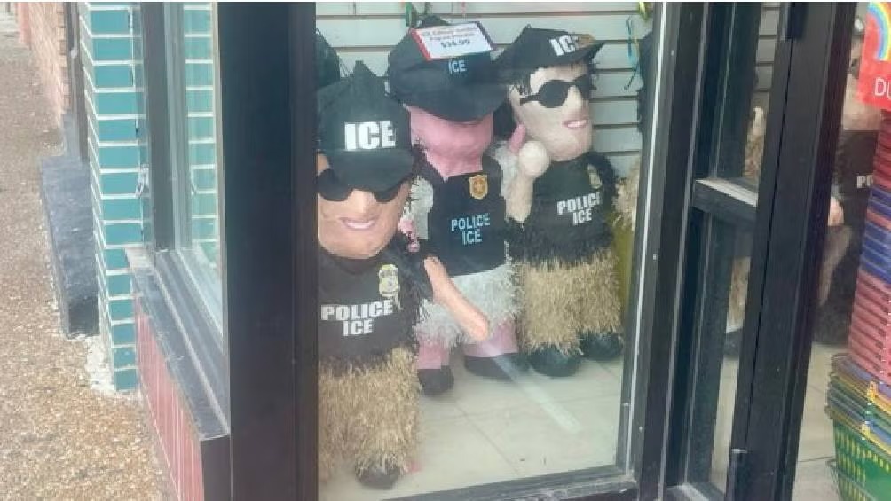 Tienda mexicana en Chicago se viraliza por piñatas de agentes de ICE tras redadas migratorias