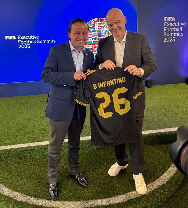 Mikel Arriola se reúne con Gianni Infantino en Executive Football Summit