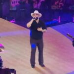 Carín León arma el baile con sus éxitos e invitados en el Domo Care