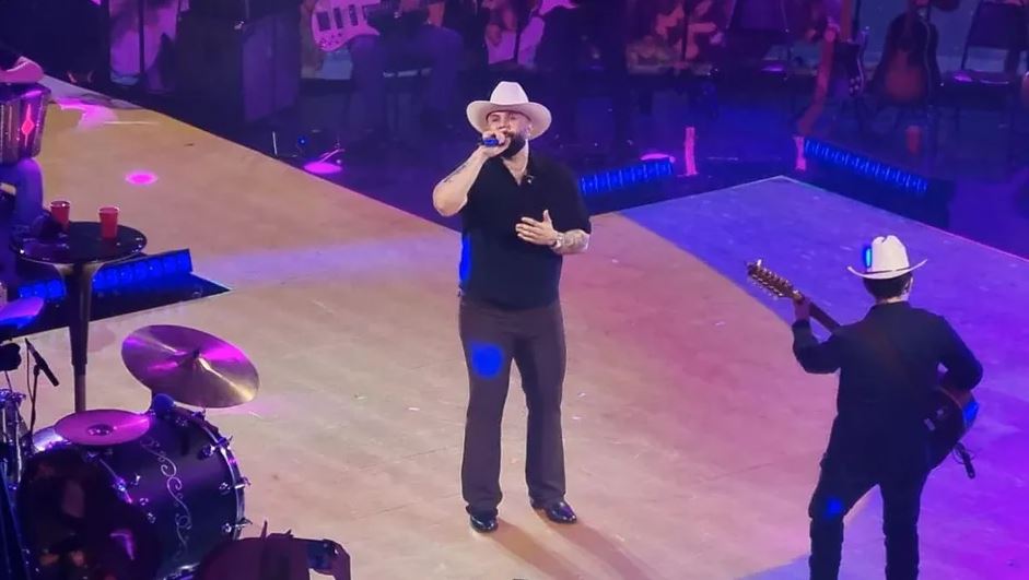 Carín León arma el baile con sus éxitos e invitados en el Domo Care