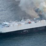 Buque que viajaba de China a Michoacán se hunde con miles de vehículos eléctricos a bordo