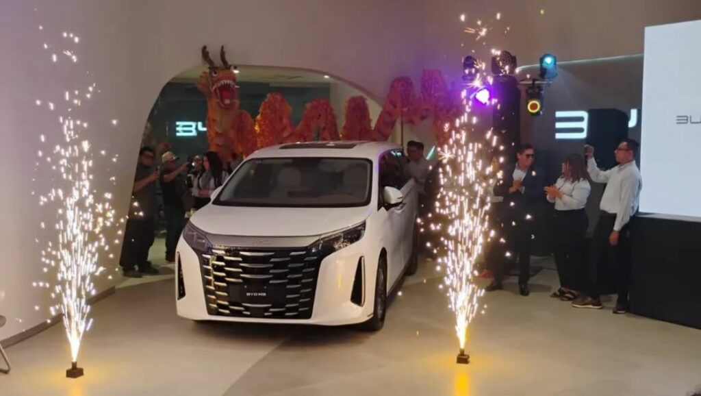 Agencias de autos chinos superan crisis de arancel