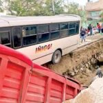 Megasocavón devora autos en Guadalajara; hay tres personas heridas