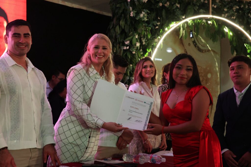 Verónica Camino amadrina a generación del CONALEP Tizimín y reafirma su compromiso con la educación