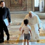 Niño irrumpe audiencia privada del papa León XIV para darle un abrazo