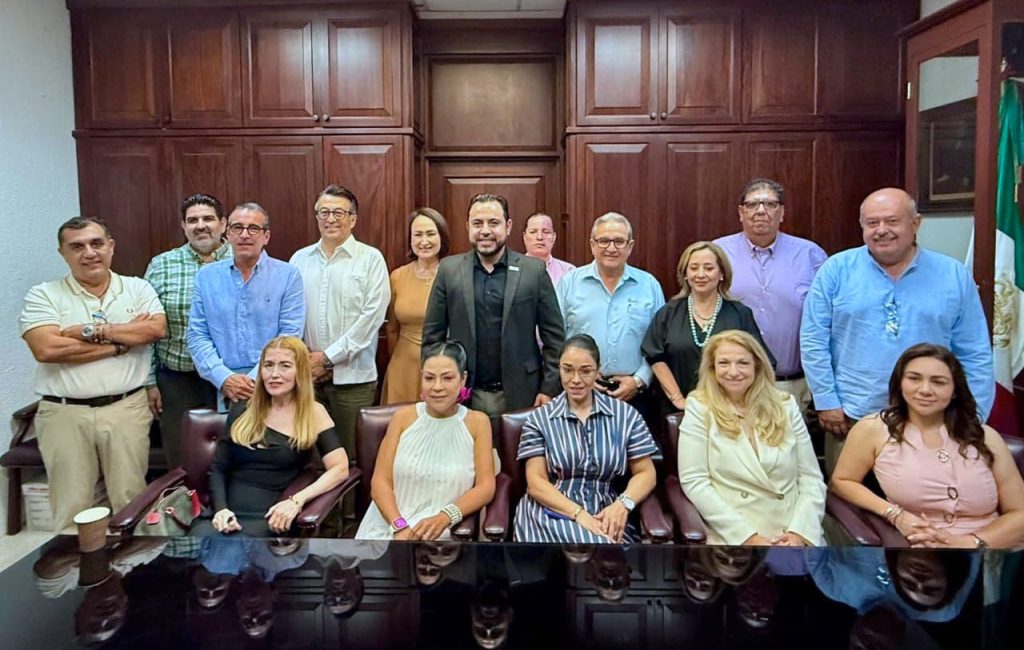 Se reúne alcalde Christian Agúndez con miembros del Colegio de Notarios de Baja California Sur