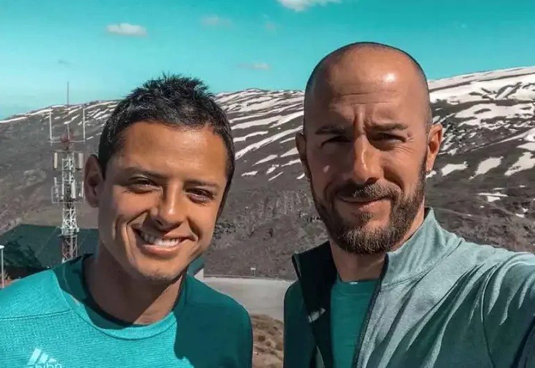 Culpan al coach de vida, Diego Dreyfus de la caída de ‘Chicharito’