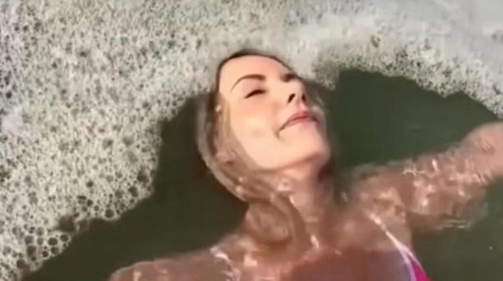 Influencer se grabó nadando presuntamente entre aguas negras