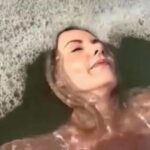Influencer se grabó nadando presuntamente entre aguas negras