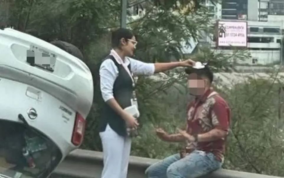Ella es Yuli, la enfermera del IMSS que se bajó de su auto tras ver una volcadura y atendió a lesionado