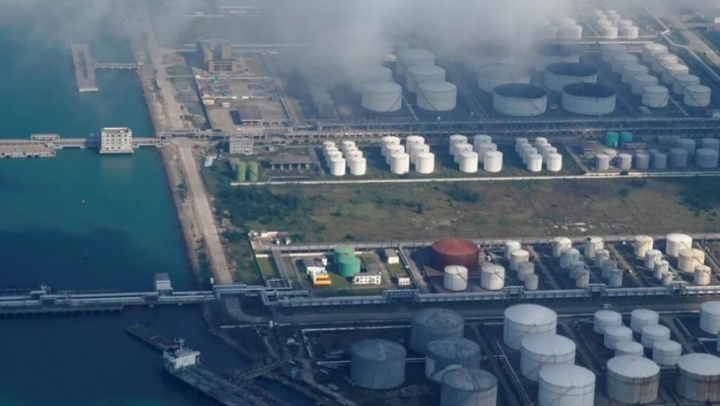 Cae precio del petróleo mientras la OPEP+ sigue con un alza en producción