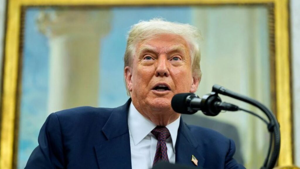 Donald Trump plantea imponer arancel del 100% a chips de computadora y semiconductores