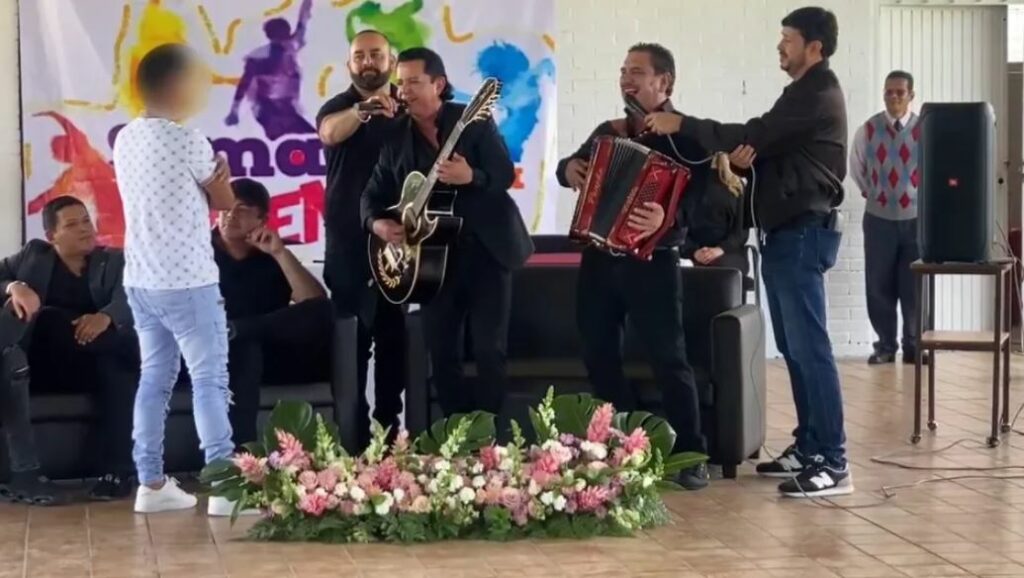 Los Alegres del Barranco tocan “El consejo” para jóvenes en reclusión