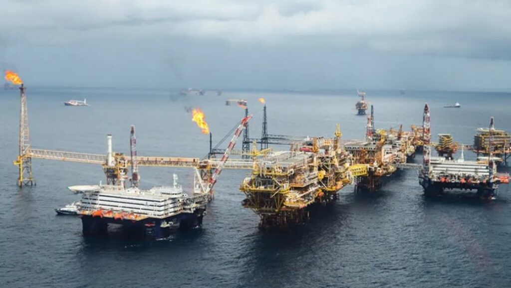 Precio del petróleo cae en antesala de reunión Putin-Trump