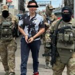 Julio César Chávez Jr. esposado, con pants y tenis rojos: difunden primeras imágenes del boxeador deportado