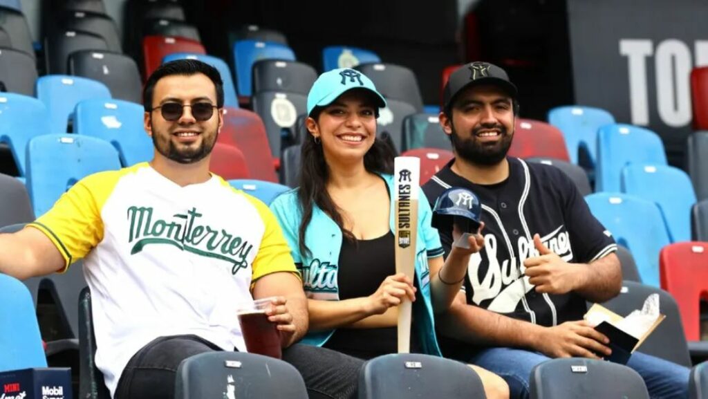Sultanes de Monterrey regalan mini casco de colección a sus aficionados
