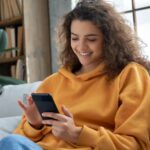 Qué es el “pebbling”, la tendencia viral que vincula a los jóvenes en redes sociales