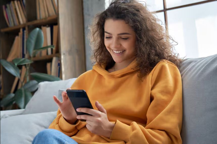 Qué es el “pebbling”, la tendencia viral que vincula a los jóvenes en redes sociales