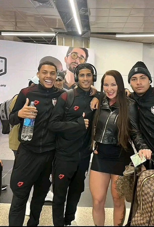 Club brasileño expulsó a seis jugadores canteranos tras foto con actriz de cine para adultos