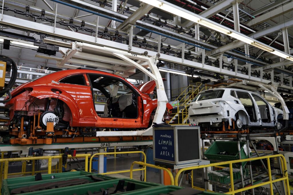 Producción de autos en México cayó 0.78% en agosto