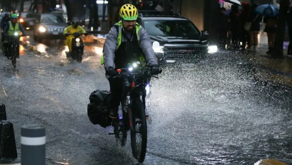 Activan alerta púrpura y roja en CdMx por fuertes lluvias