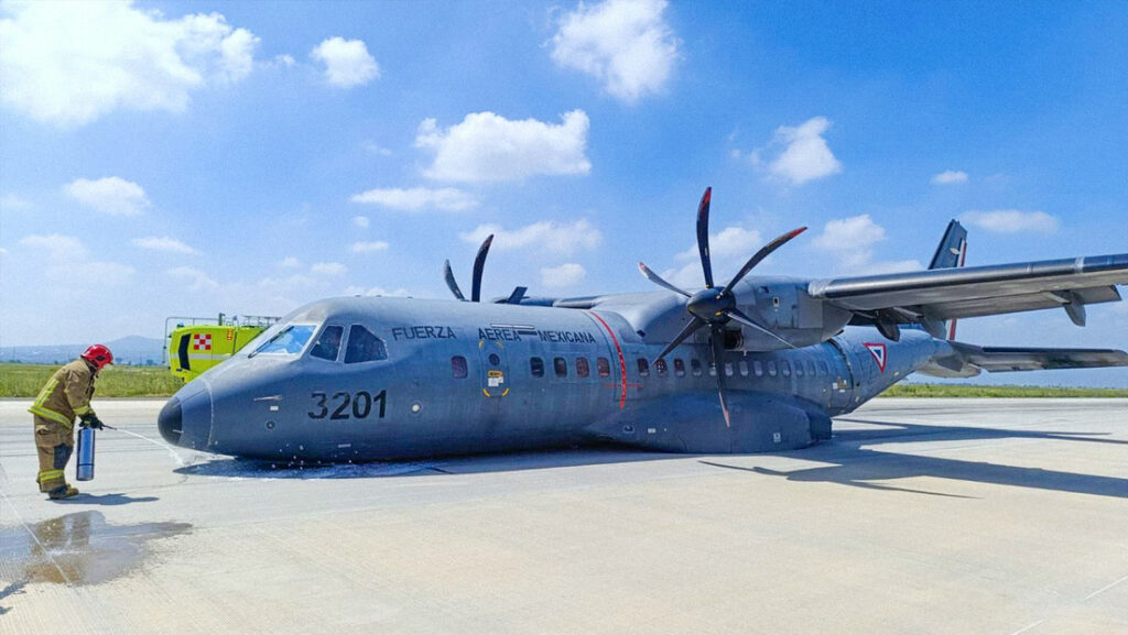 Aeronave militar C-295 aterriza “de panza” en Santa Lucía; sin lesionados