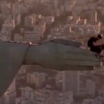 Hombre escala el Cristo Redentor y salta desde su mano