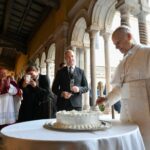 El papa León XIV celebra su cumpleaños 70 rodeado de miles de fieles en San Pedro