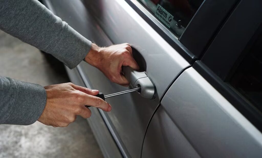 Roban ocho autos de una agencia en Acapulco; recuperan cinco tras balacera y persecución