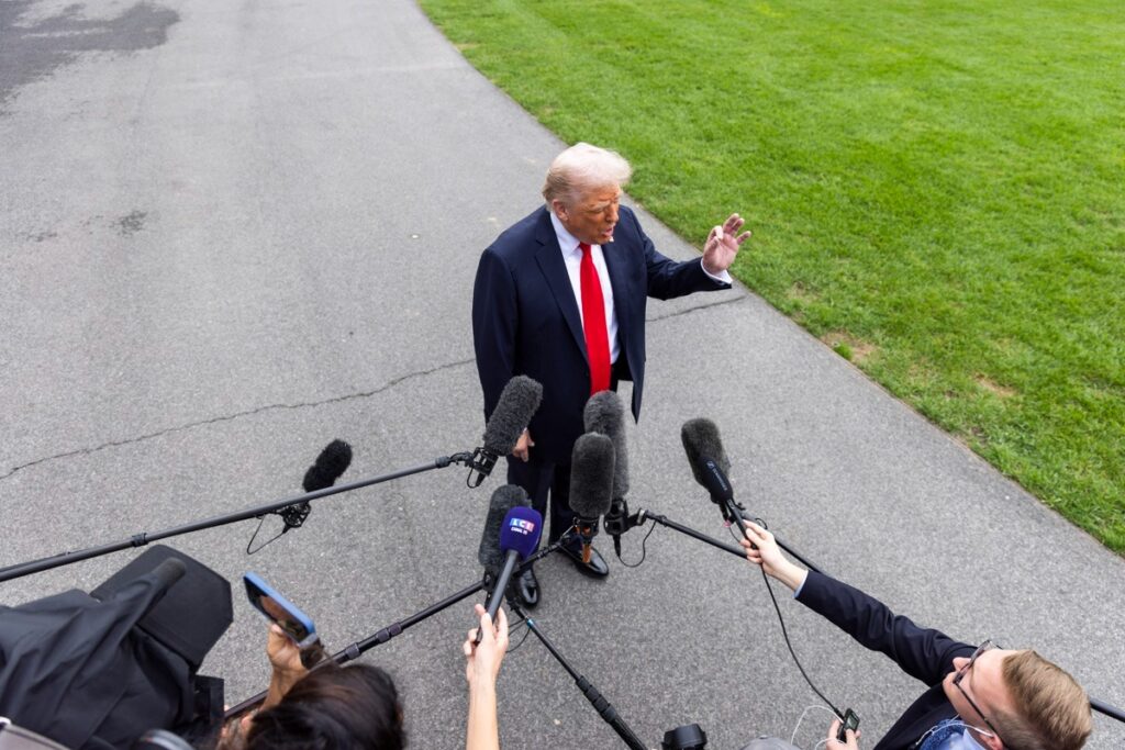 Trump manda callar a periodista australiano en plena rueda de prensa