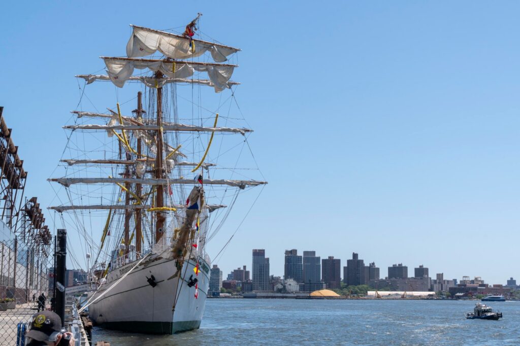 Buque Cuauhtémoc reanuda sus operaciones tras chocar con el puente de Brooklyn