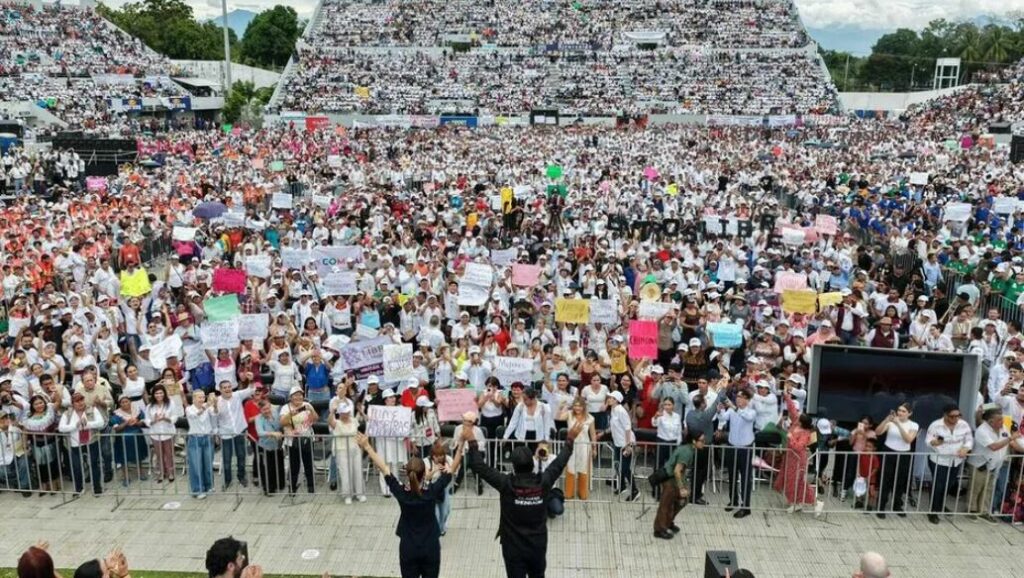 Claudia Sheinbaum da continuidad a obras y anuncia nuevas, junto con programas, ante miles en Chiapas