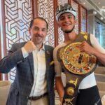 Isaac del Toro recibe cinturón conmemorativo del CMB previo a Campeonato Mundial de Ciclismo