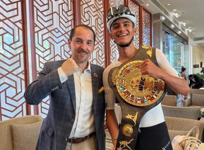 Isaac del Toro recibe cinturón conmemorativo del CMB previo a Campeonato Mundial de Ciclismo