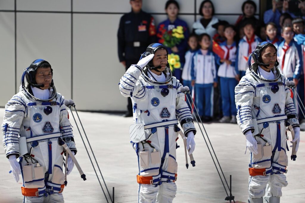Astronautas chinos completan su cuarta caminata espacial en la misión Shenzhou-20