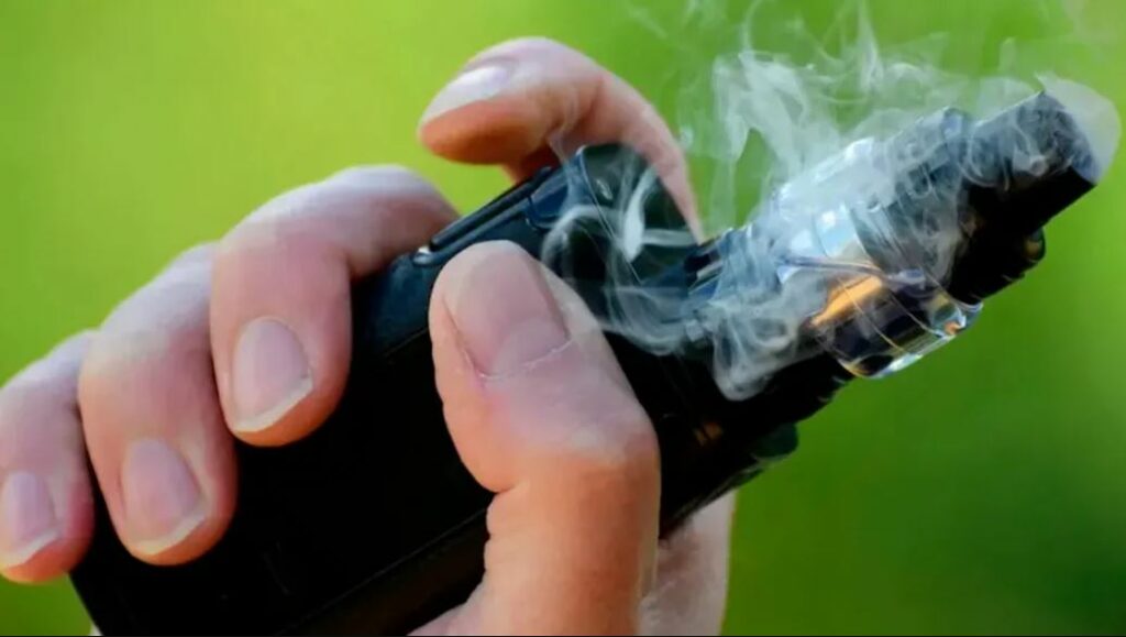 Envía Sheinbaum a diputados iniciativa para prohibir vapeadores; prevé hasta 8 años de cárcel a transgresores