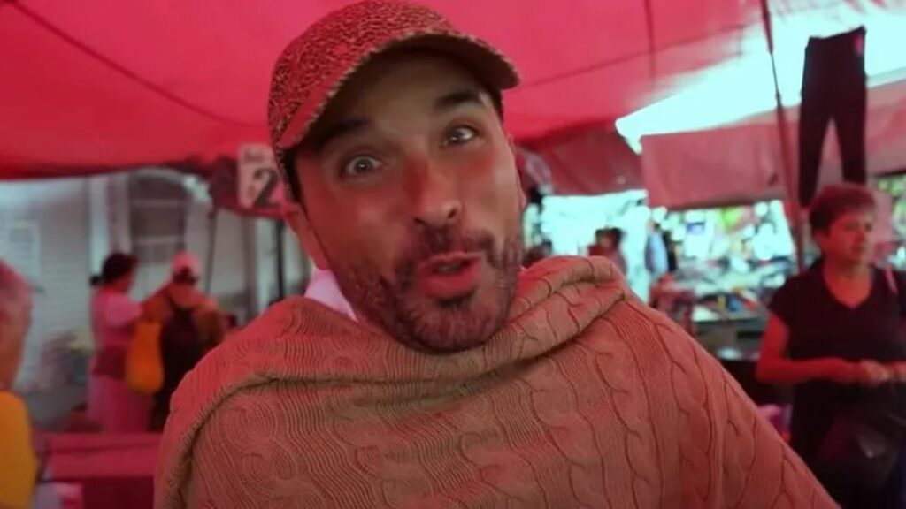 Captan a Apio Quijano, exparticipante de ‘La Casa de los Famosos’, doblando ropa en la ‘paca’ de un tianguis