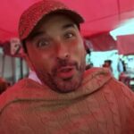 Captan a Apio Quijano, exparticipante de ‘La Casa de los Famosos’, doblando ropa en la ‘paca’ de un tianguis