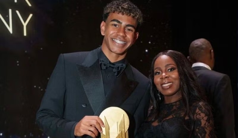 Madre de Lamine Yamal causa polémica al vender entradas para cenar con ella