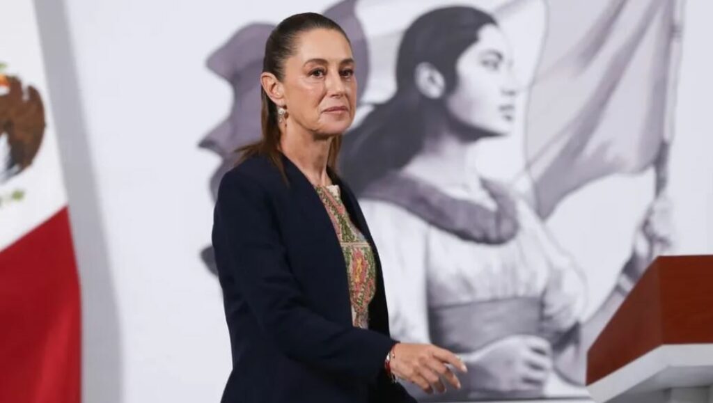 Trabajadores se cuestionan si les pagarán triple si trabajan el 05 de octubre, durante el informe de Claudia Sheinbaum