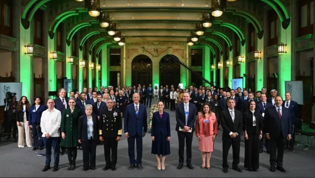 Claudia Sheinbaum se reúne con empresarios y miembros del Foro Económico Mundial