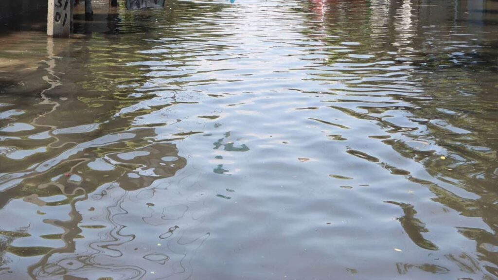 Desalojan a más de mil 600 personas tras desbordamiento del río Moctezuma