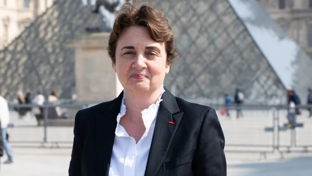 Directora del Louvre admite fallas de seguridad tras robo de joyas y ofrece su renuncia